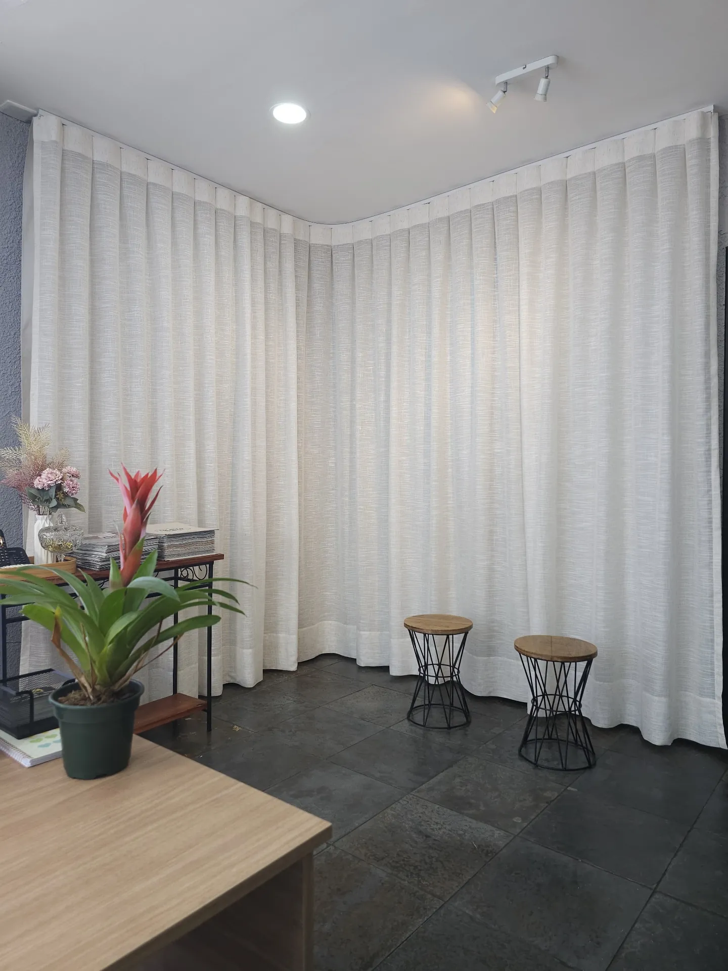 Cortina Wave em trilho curvo no showroom da Casa Mania em São Gonçalo